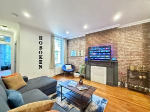 15 Minutes to NYC - Large Home - Great Location