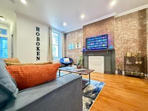 15 Minutes to NYC - Large Home - Great Location