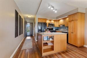 Kihei Akahi C414- Partial ocean view Kihei condo, walk to beach