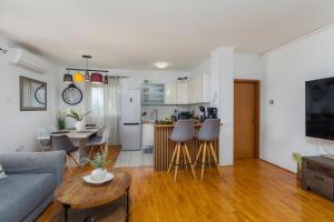 Apartments with parking space Duce, Omis - 4663