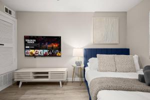 Bright Studio Near Domain, Roku TV - Free Parking