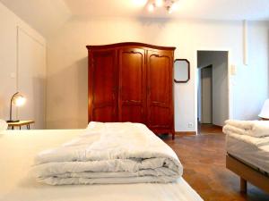 Maisons de vacances Gite familial avec jardin clos, a Saint-Georges-sur-Eure, 7 chambres pour 14 pers, proche Chartres - FR-1-581-84 : Maison de Vacances (14 Adultes)