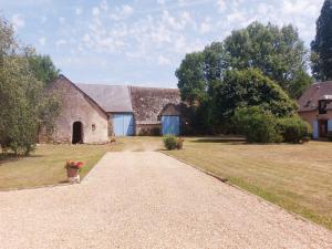 Maisons de vacances Gite chaleureux dans un ancien corps de ferme avec wifi, cheminee et grand jardin a Chateaudun - FR-1-581-71 : photos des chambres