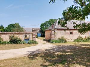 Maisons de vacances Gite chaleureux dans un ancien corps de ferme avec wifi, cheminee et grand jardin a Chateaudun - FR-1-581-71 : photos des chambres