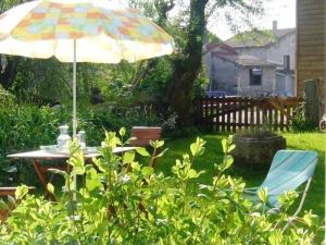 Maisons de vacances Gite chaleureux entre festivals, nature et confort avec wifi a Jullianges - FR-1-582-237 : photos des chambres