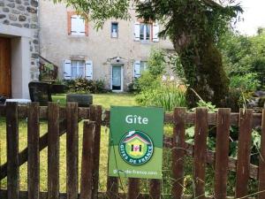 Maisons de vacances Gite chaleureux entre festivals, nature et confort avec wifi a Jullianges - FR-1-582-237 : photos des chambres