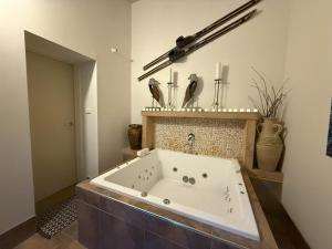 Spacious Group Getaway - Fireplace - 75TV - Mega Fast Wi-Fi