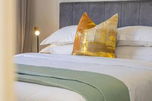 One Rosebank- 2 bedroom PentHaus on sixth