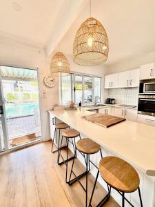 Maroochydore Beach Retreat - Pool, BBQ, Relax