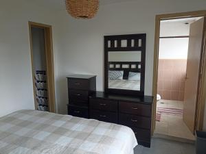 Amplio, cómodo y tranquilo a 10 min del aeropuerto, basilica y centro