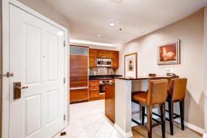 Las Vegas Penthouse with Strip Views - Sleeps 6 - Walk Out Balcony