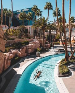 Las Vegas Penthouse with Strip Views - Sleeps 6 - Walk Out Balcony