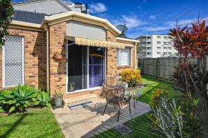 Cosy, Charming, Central Caloundra Getaway