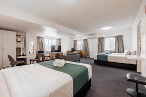 Emerald Maraboon Motor Inn 4-Star Hotel suite
