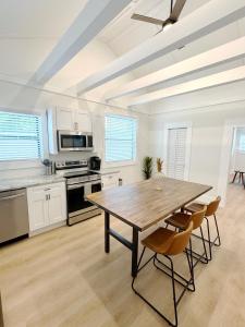 Mid-Century 1bd House - Beach Gear - 5min Walk to Beach