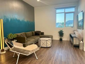 Penthouse with Hollywood Sign View 2 Bedrooms with 3 Beds