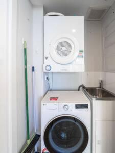 City Chic Living 1B1B Apt Shared Pool BBQ GYM C31