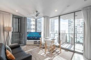 City Chic Living 1B1B Apt Shared Pool BBQ GYM C31