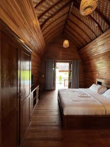 Lumbung Kembar Guest House, Nyanyi