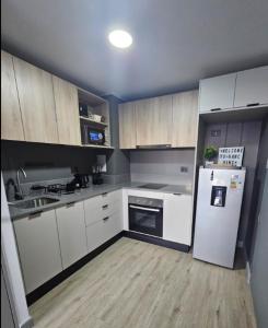 Depto Santiago centro, a metros del museo La Moneda, Plaza de Armas con Piscina, aire acondicionado y terraza, Facturable