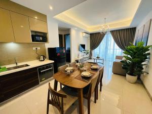 Emerald Homes at R&F - free WiFi & 1 carpark - Dual-Key