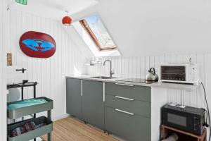 Scenic Cottage Within Walking Distance To Beach