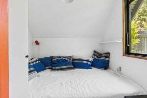 Scenic Cottage Within Walking Distance To Beach