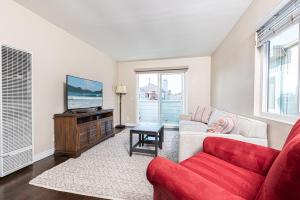 Spacious 4Br Retreat W Rooftop Deck One Block From Beach By Beachview Rentals