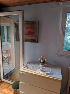 Rooms 10 min From Airport 17 min to Center direct at Metro pallini 200 meter from Train Station and 24 hours bus station to Airport