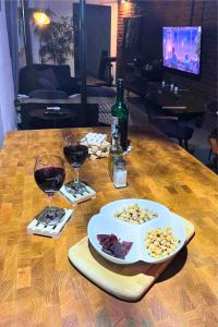 Gzira Prime Spot, Stylish Industrial Apt, Sleeps 11