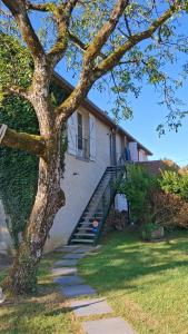 Studio 3 lits dans belle maison ancienne et jardin fermé