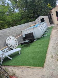 charmante petite maison - piscine hors sol - proche Avignon
