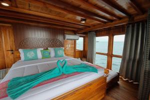 Luxury Private Phinisi Sailing in Komodo island