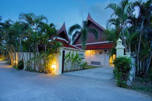 Tranquil 4BR Pool Escape - Villa Funny