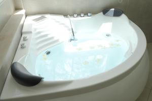 Tranquil 4BR Pool Escape - Villa Funny