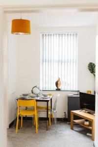 2 Bedroom Home with 6 Separate Beds, a Garden and Free Parking