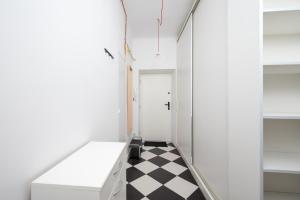 Metro Racławicka Comfy Apartment by BookingHost