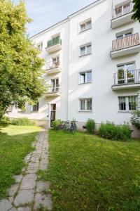 Metro Racławicka Comfy Apartment by BookingHost