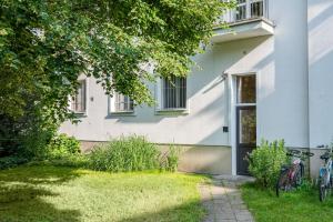 Metro Racławicka Comfy Apartment by BookingHost