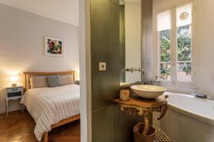 Berlioz Blue AP4458 by Riviera Holiday Homes