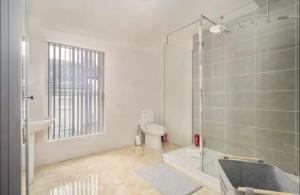 The Red Retreat, 7 Beds, Garden, Free Parking, Contractors, Fast Wifi, Smart TV