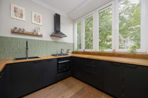 Air Conditioned Apartment in Warsaw Center with Desk and Bathtub by Noclegi Renters