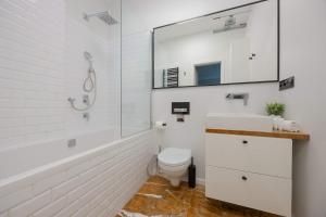 Air Conditioned Apartment in Warsaw Center with Desk and Bathtub by Noclegi Renters