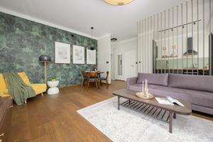 Air Conditioned Apartment in Warsaw Center with Desk and Bathtub by Noclegi Renters