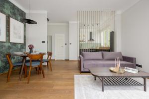 Air Conditioned Apartment in Warsaw Center with Desk and Bathtub by Noclegi Renters