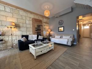 Bel appartement en pierre de 100 m2 avec cour.