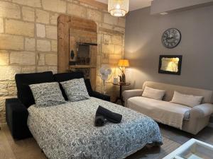 Bel appartement en pierre de 100 m2 avec cour.