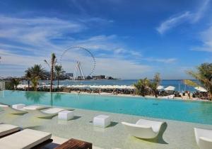 Sea-view 2BD apt with private beach in La Vie