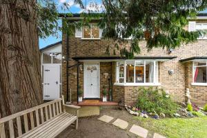 Designer Cottage with Parking - Esher Surrey - Pass the Keys