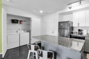 Centric 2BR In HEART of DTPHX Free Garage Parking